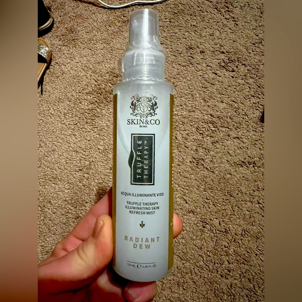 Skin and Co illuminating skin refreshing mist